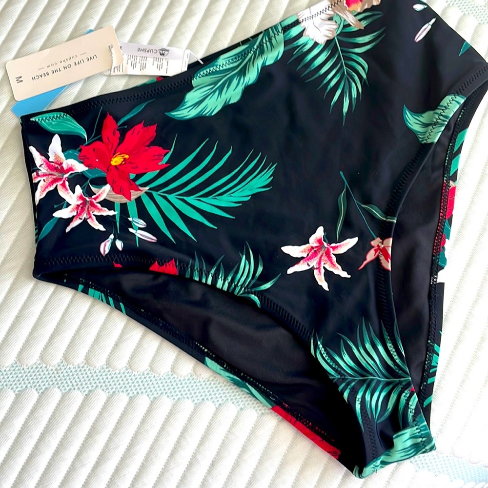 Cupshe High Waisted bathing suit bottoms. Size M. NWT. Tropical Floral print.
